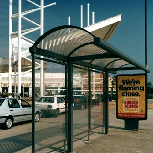 Sodobna avtobusna postajališča s PET ploščami.