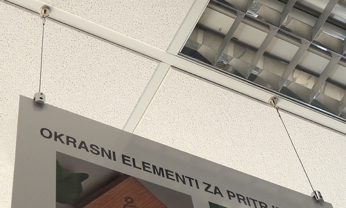 Obešalna magnetna kljukcia.