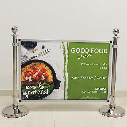 SquareFix - kot reklamni pano med usmerjevalnimi stebrički