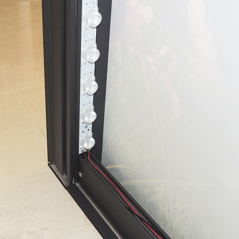 V profil Multiframe lahko dodate robno LED osvetlitev